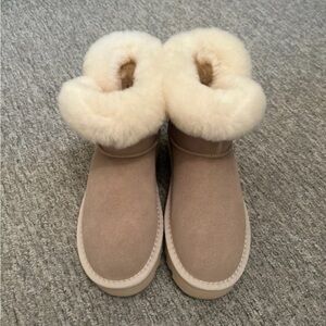 UGGS Women's Tan Shearling Boots